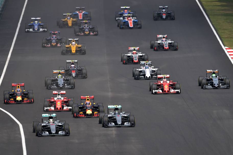 Mercedes davanti alla Red Bull di Verstappen, da dietro arriva la Ferrari di Sebastian Vettel che si infila alla destra di Verstappen. Getty 